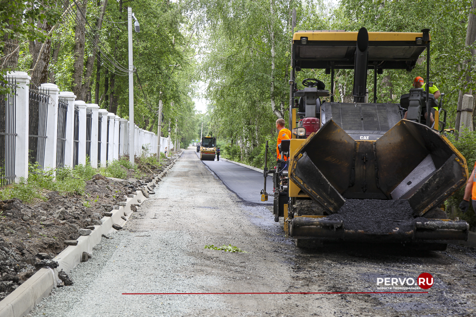 На улице Карбышева дорожники приступили к укладке первого слоя асфальта