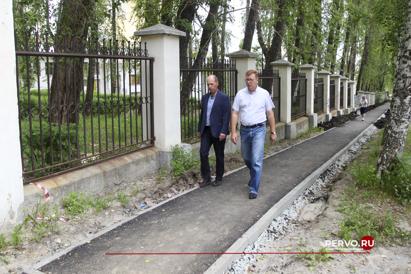 Глава Первоуральска оценил ремонт тротуаров и лестниц