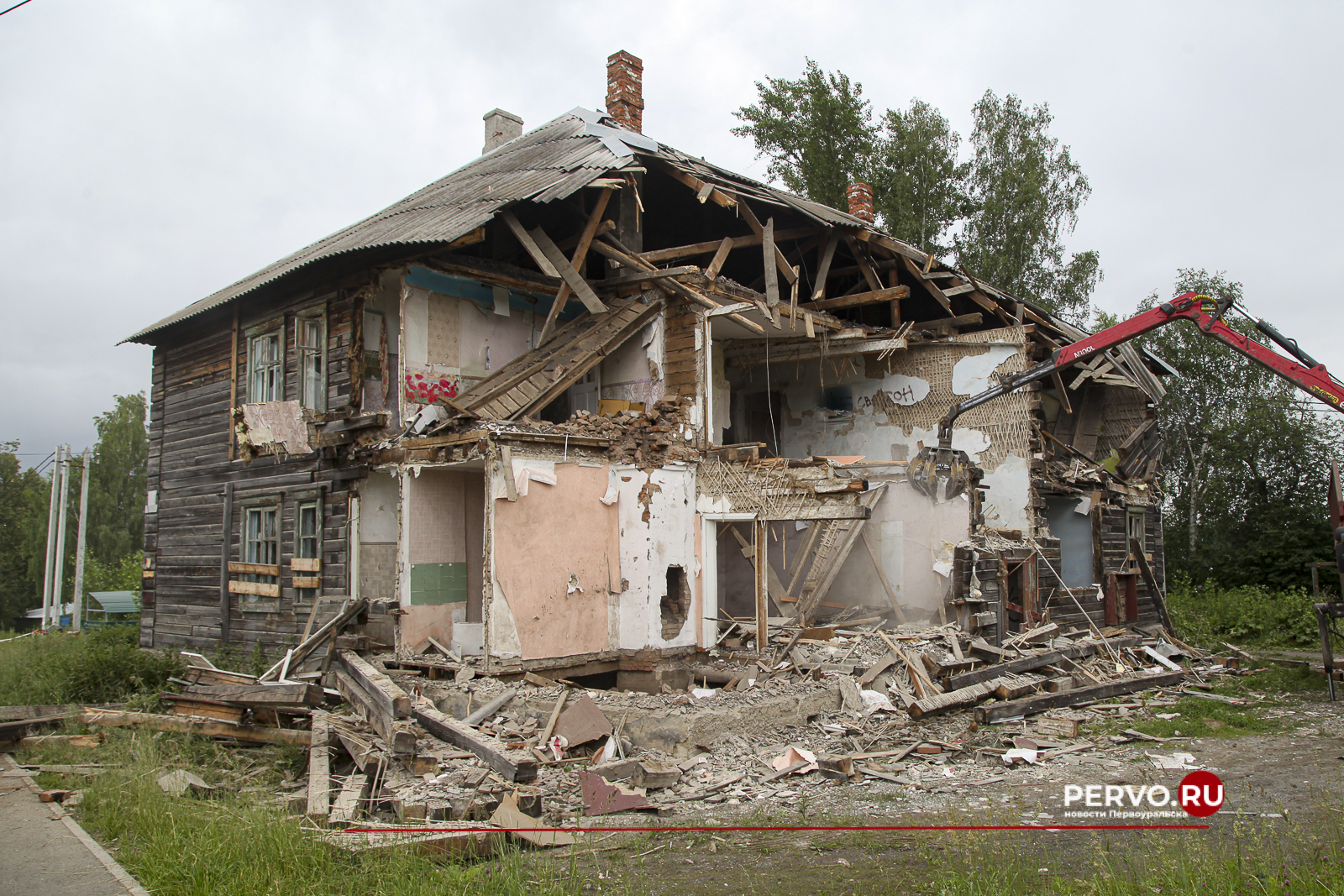 В посёлке Билимбай сносят аварийный жилой дом