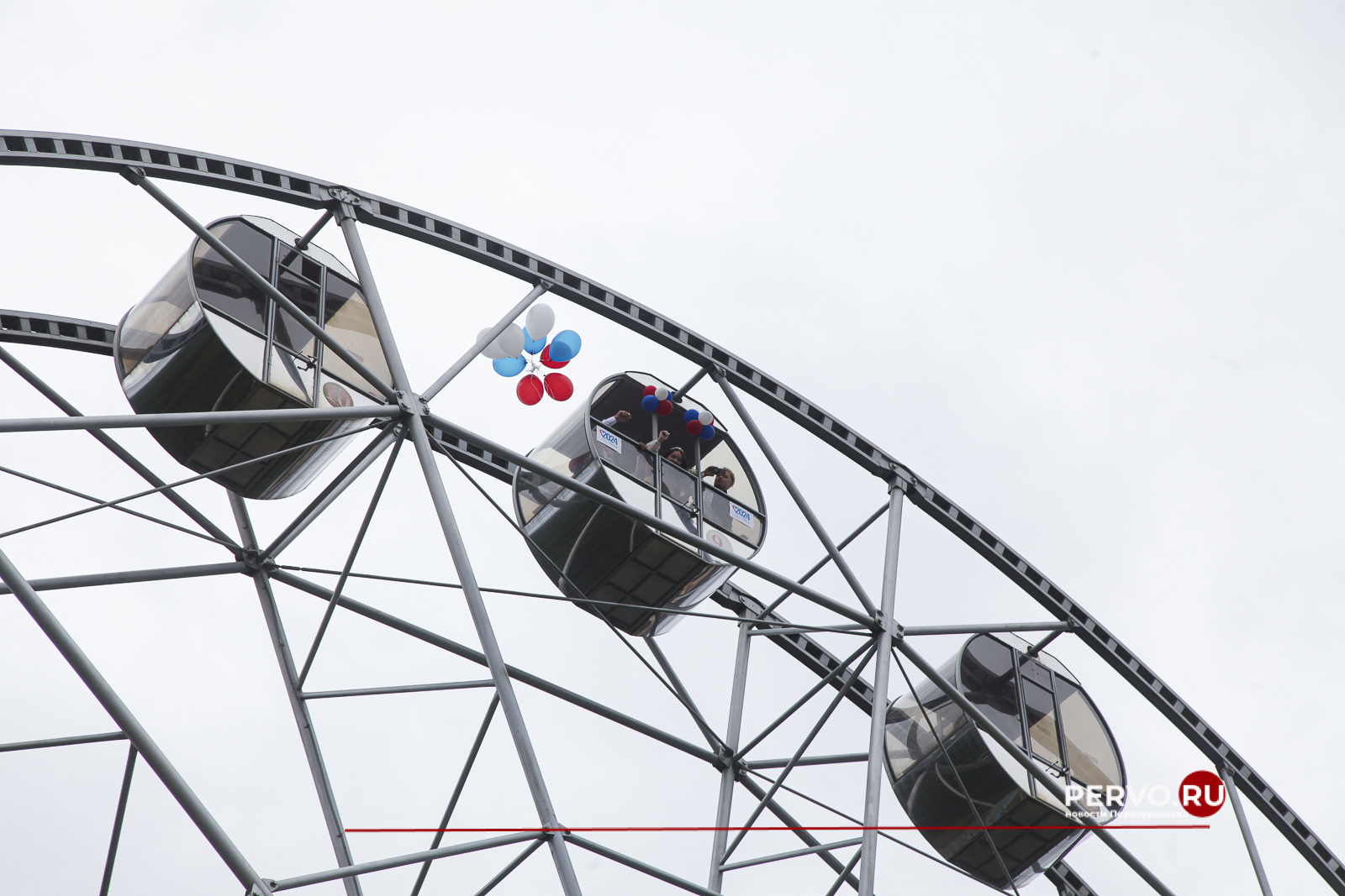 Влюбленные первоуральцы первыми поженились на колесе обозрения