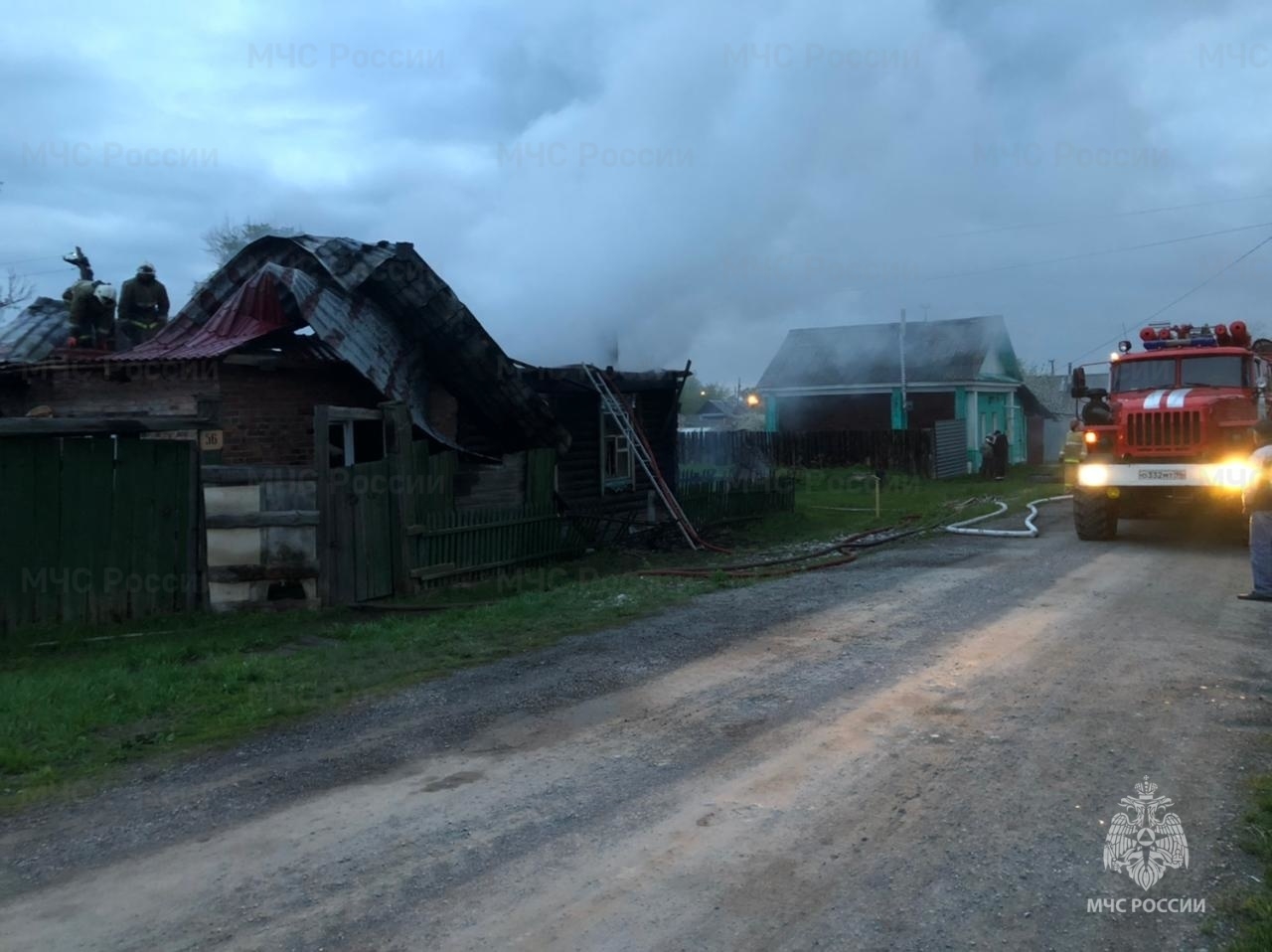 ? Минувшей ночью в Старых Решётах сгорел большой жилой дом