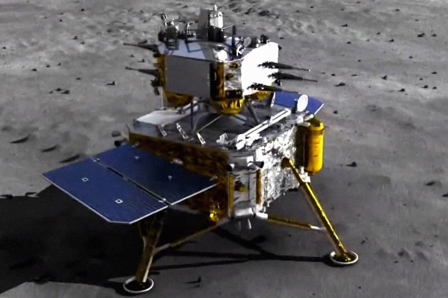 Китайский зонд «Чанъэ-6» взлетел с Луны с собранным на обратной стороне грунтом