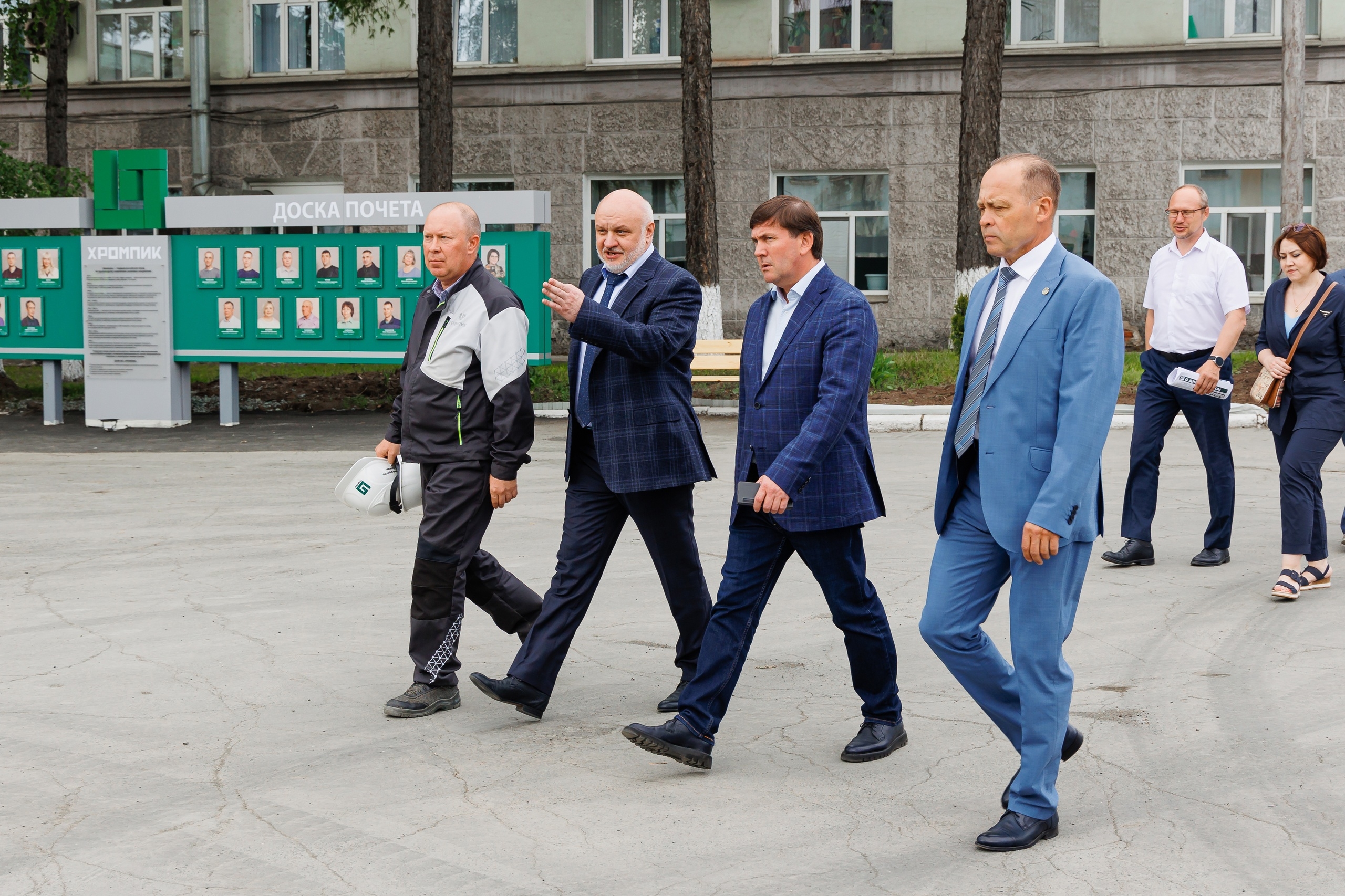 Первый замминистра губернатора Алексей Шмыков дал высокую оценку деятельности АО «Хромпик»