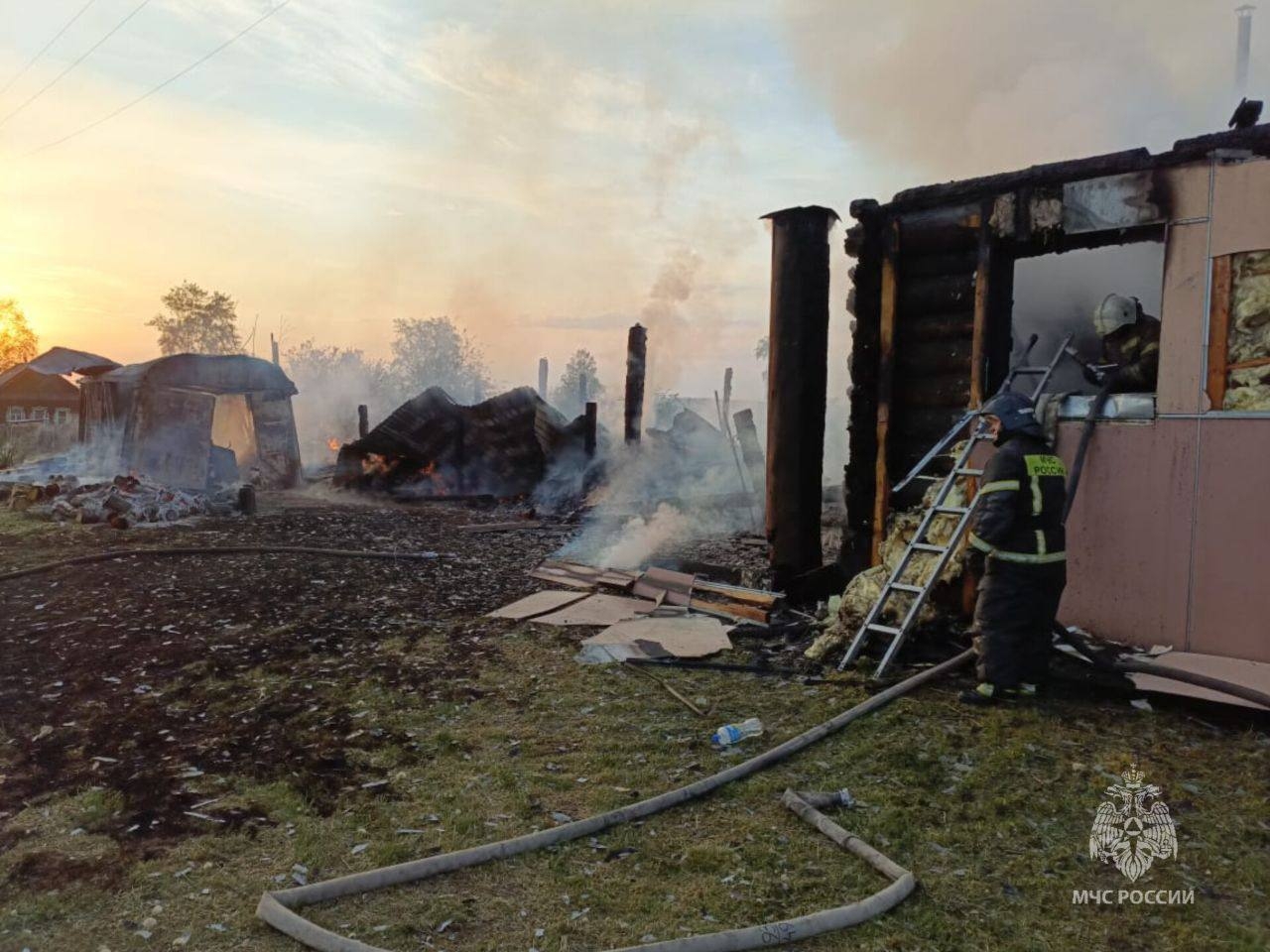 Под Первоуральском в пожаре погибли двое детей и мужчина