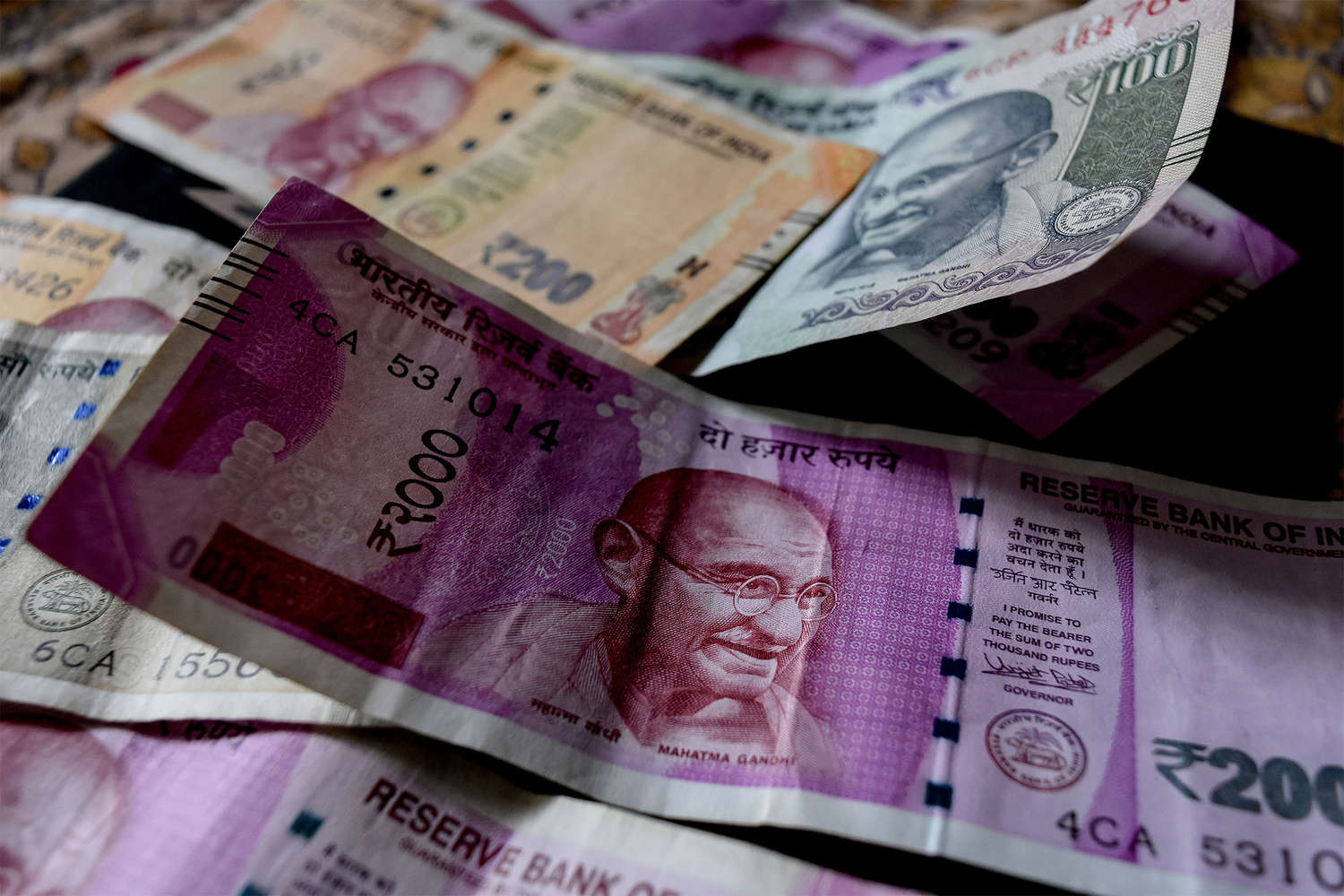 Индийская рупия достигла рекордного минимума