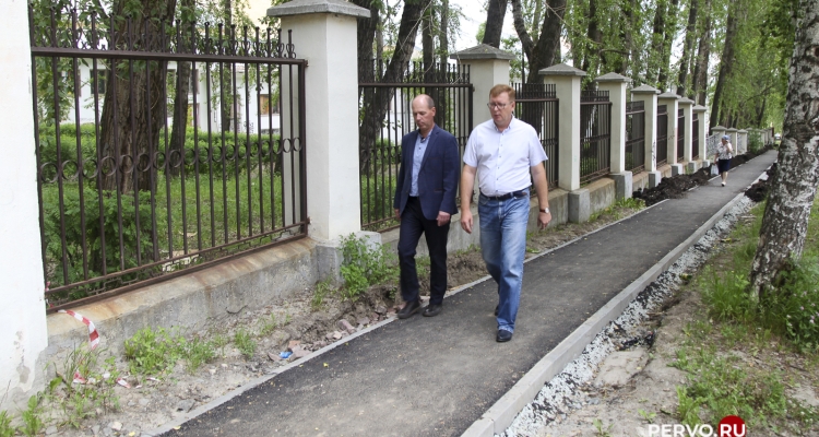 Глава Первоуральска оценил ремонт тротуаров и лестниц