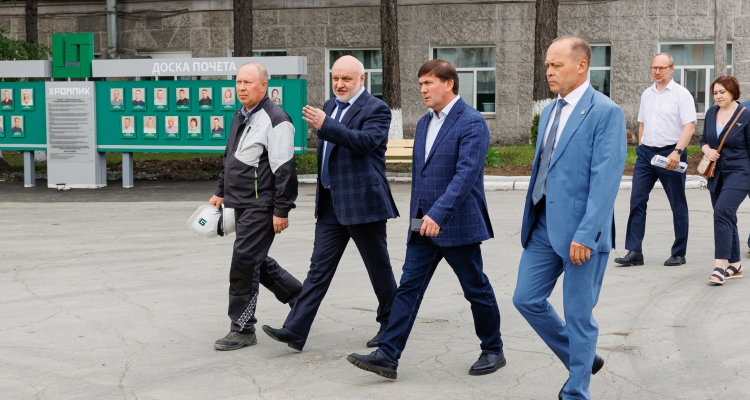 Первый замминистра губернатора Алексей Шмыков дал высокую оценку деятельности АО «Хромпик»