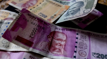 Индийская рупия достигла рекордного минимума