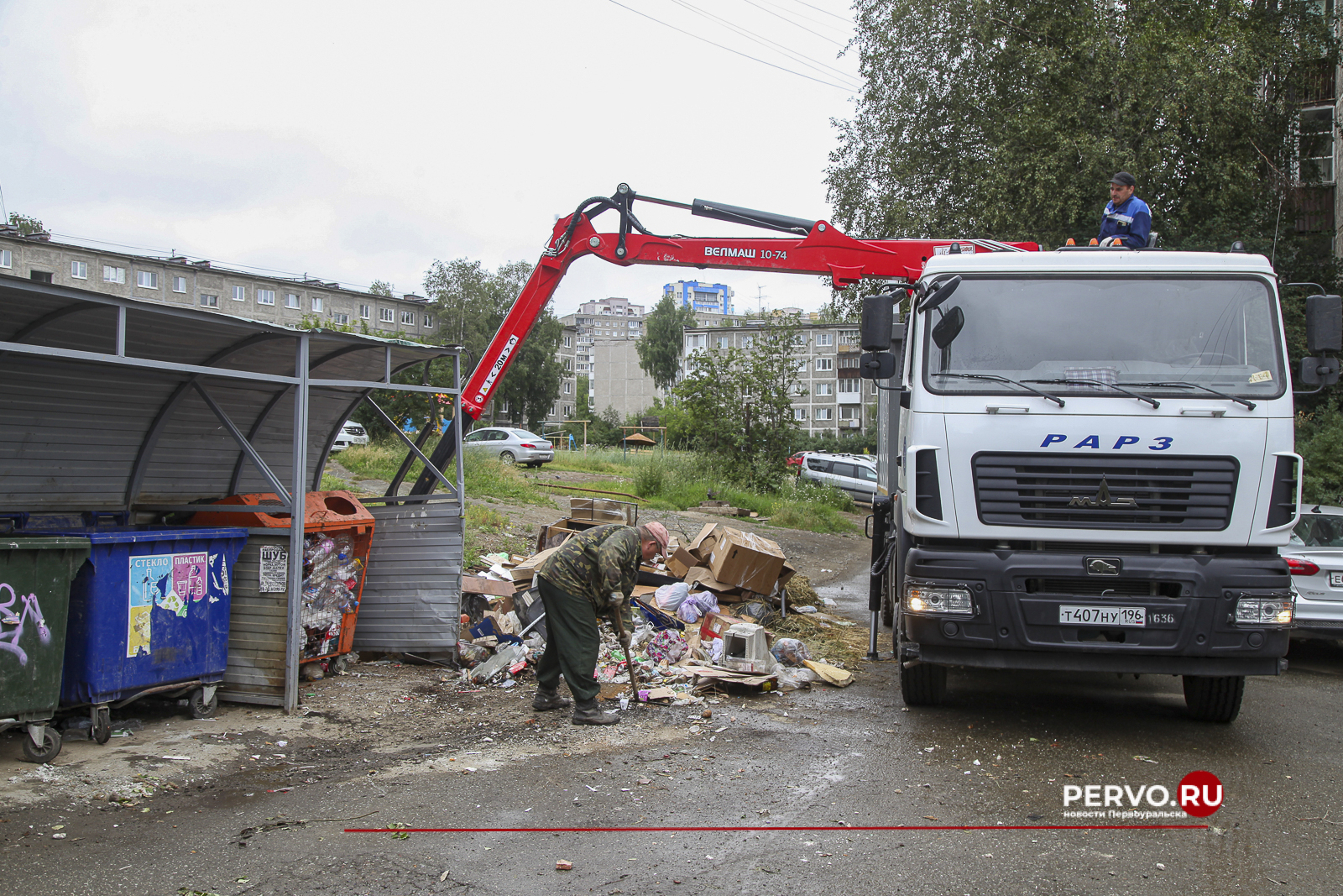 После возбуждения уголовных дел, в городе приступили к вывозу мусора