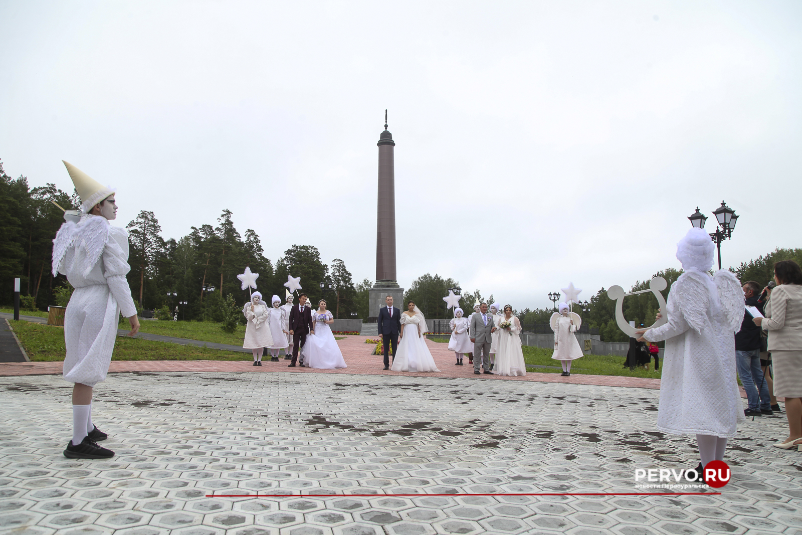 Три молодых пары связали себя узами брака на стеле «Европа-Азия»