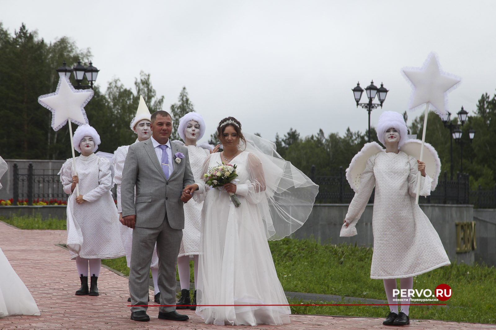 В Первоуральске три молодых пары связали себя узами брака на стеле «Европа-Азия»