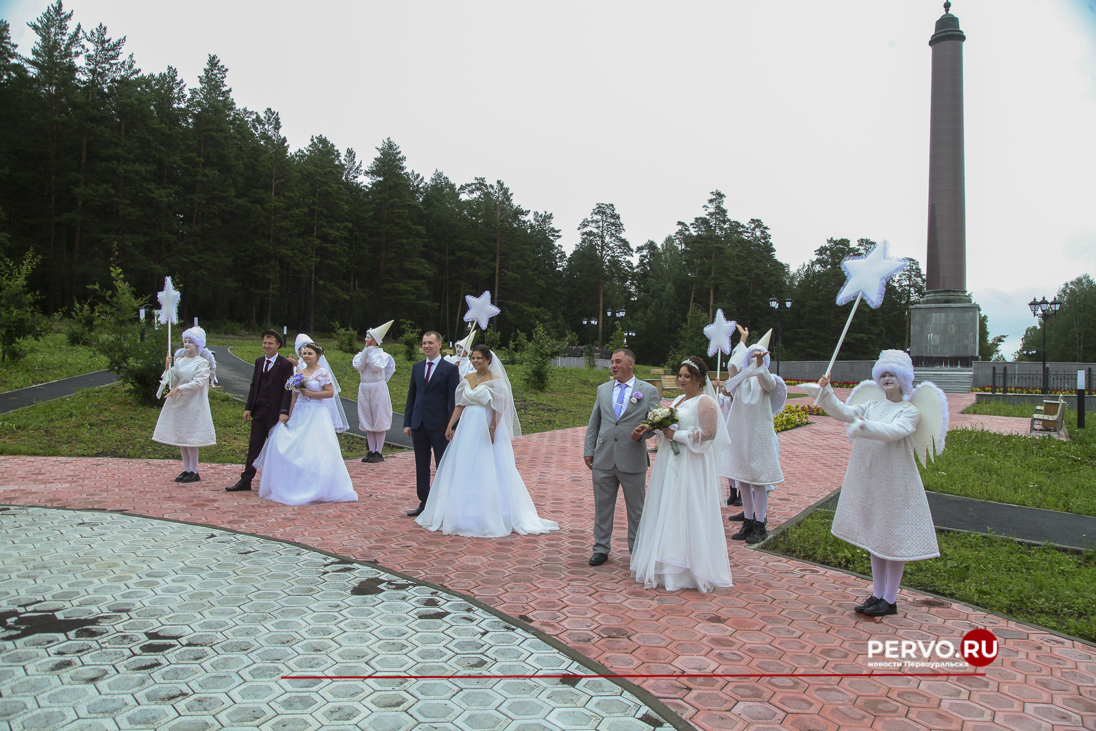 В Первоуральске три молодых пары связали себя узами брака на стеле «Европа-Азия»