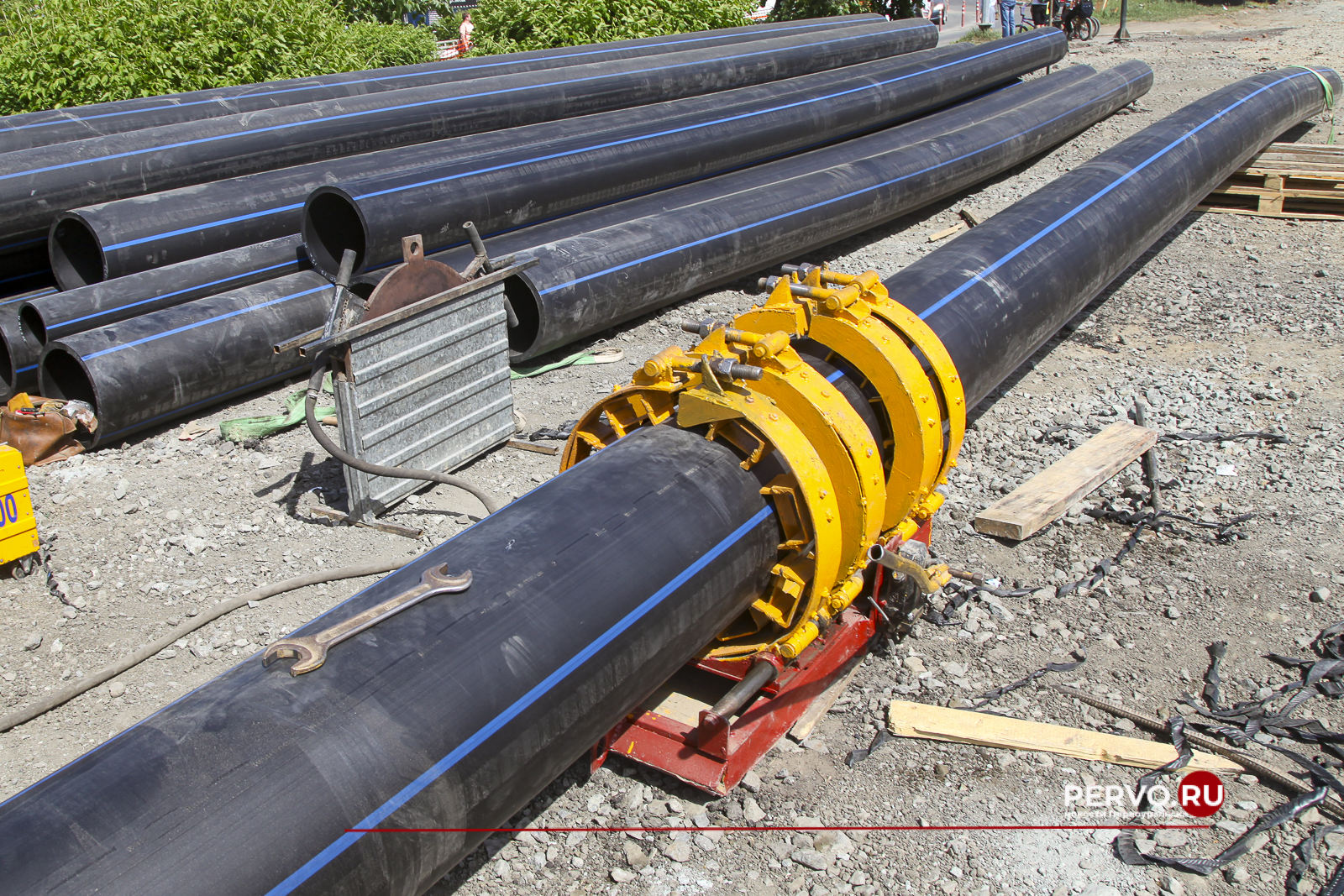 Т Плюс начала последний этап монтажа трубопроводов на улице Строителей