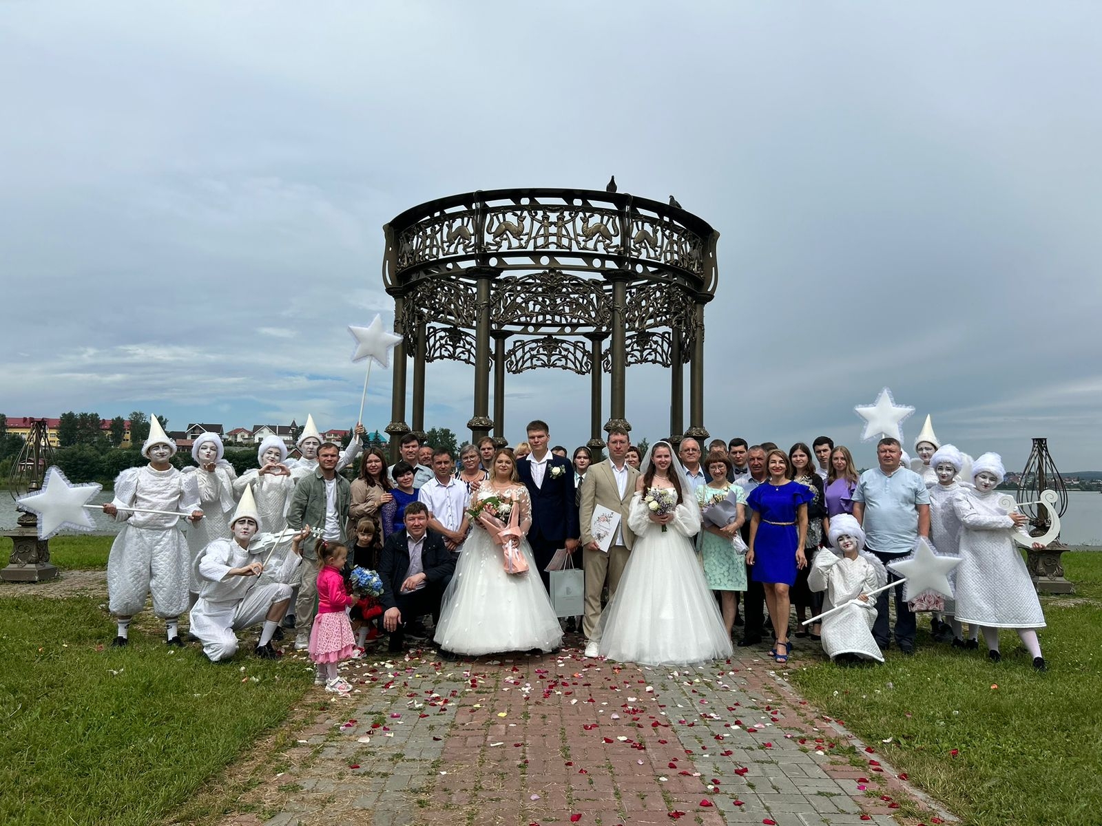 На набережной состоялась торжественная церемония бракосочетания