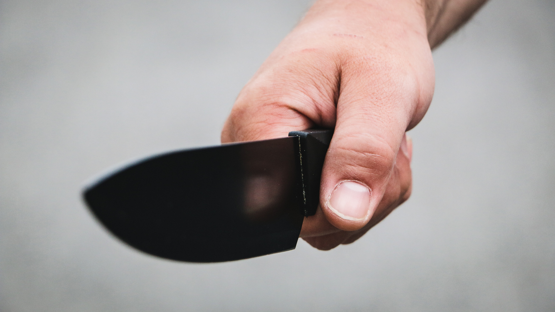 📹 В Первоуральске мужчина с ножом набросился на детей и взрослых во дворе