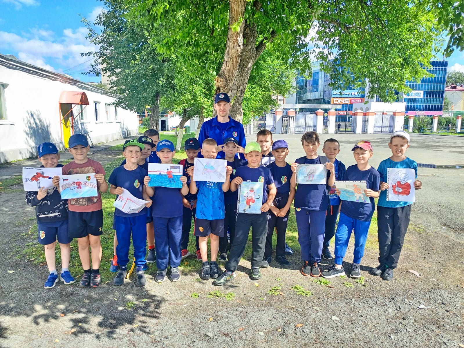 Вместо клюшек - карандаши и кисти