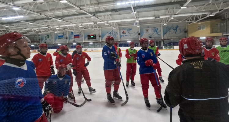Хоккеисты команды «СКА-Уральский Трубник» вышли на лёд