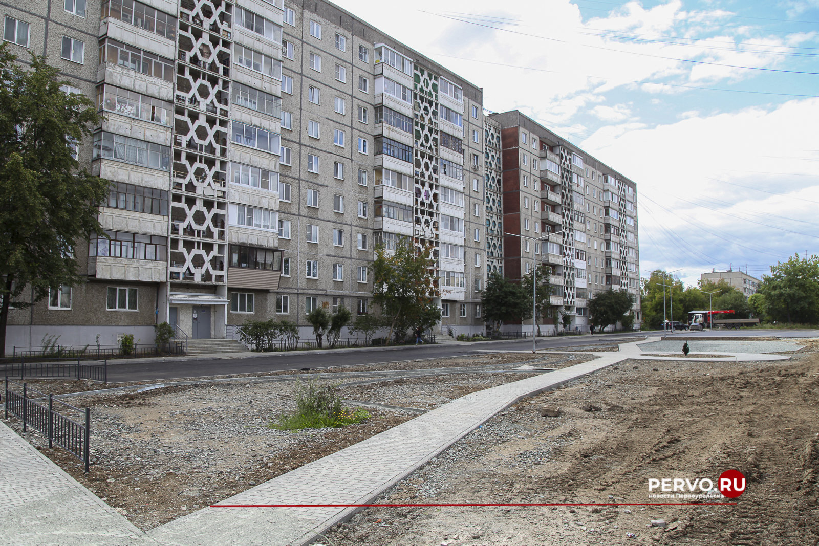 В Первоуральске на улице Трубников продолжается к благоустройство дворовой территорий