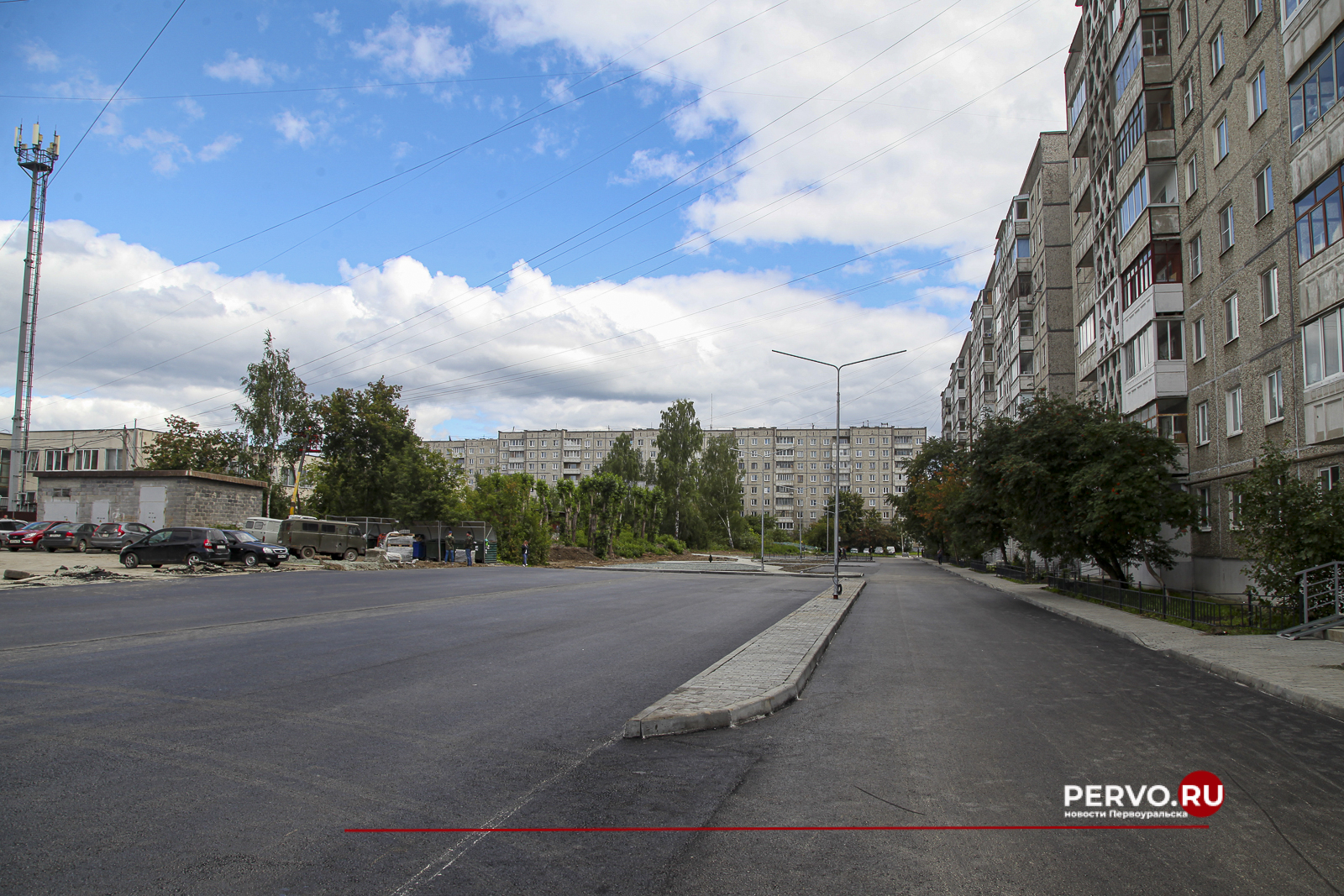 В Первоуральске на улице Трубников продолжается к благоустройство дворовой территорий