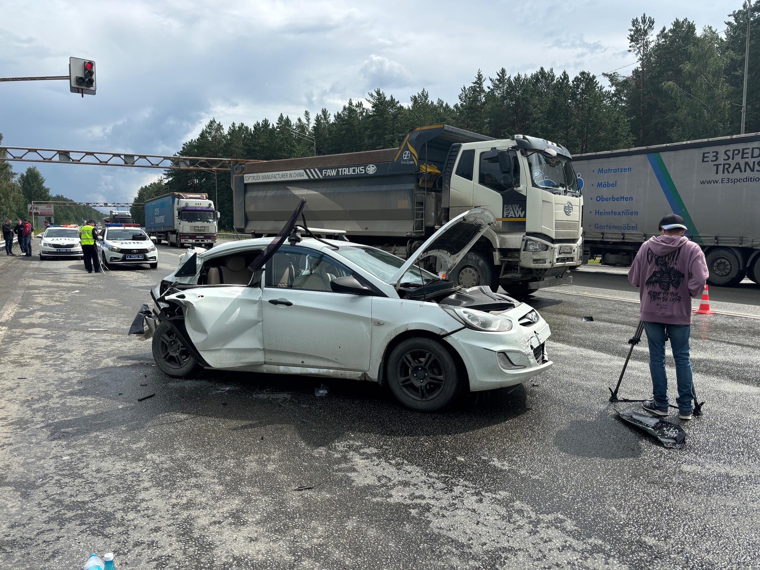 Сотрудники Госавтоинспекции выясняют обстоятельства ДТП с пятью пострадавшими