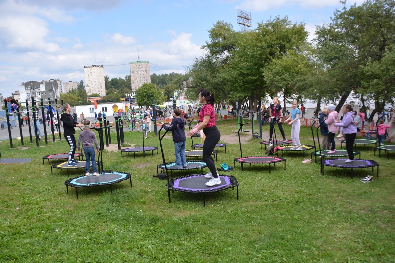 На стадионе прошёл праздник, посвященный Дню физкультурника