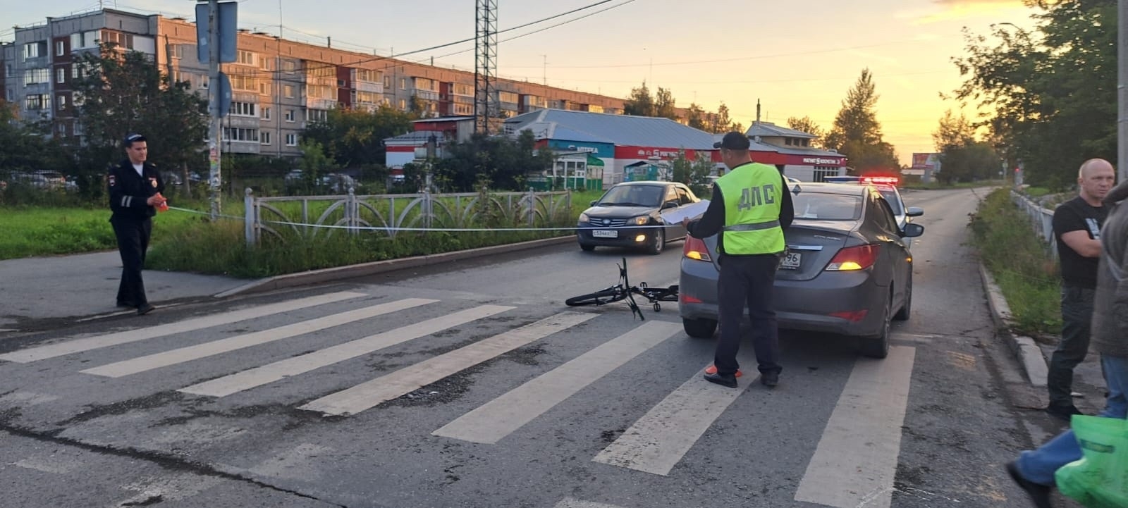 На пешеходном переходе сбили велосипедиста