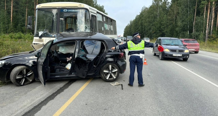 На горе Тёплая Volkswagen Golf въехал в автобус