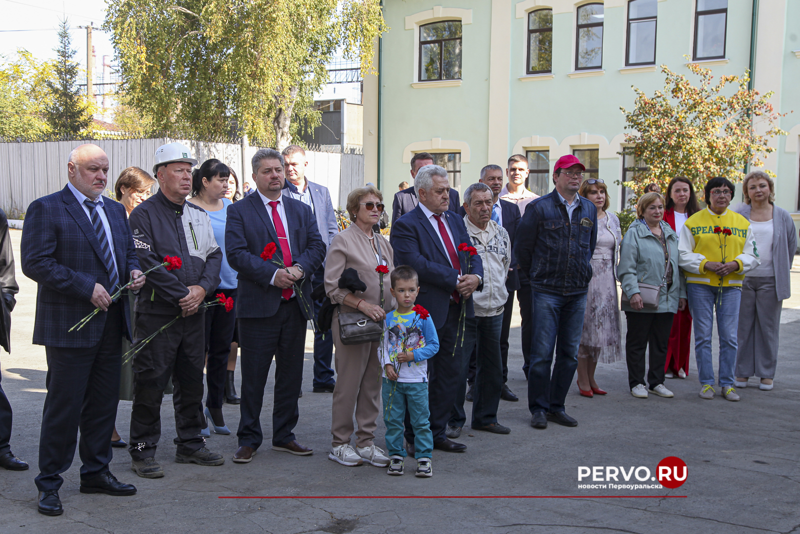 На «Хромпике» установили почётную доску ветерану труда, основателю династии Алексею Жильцову