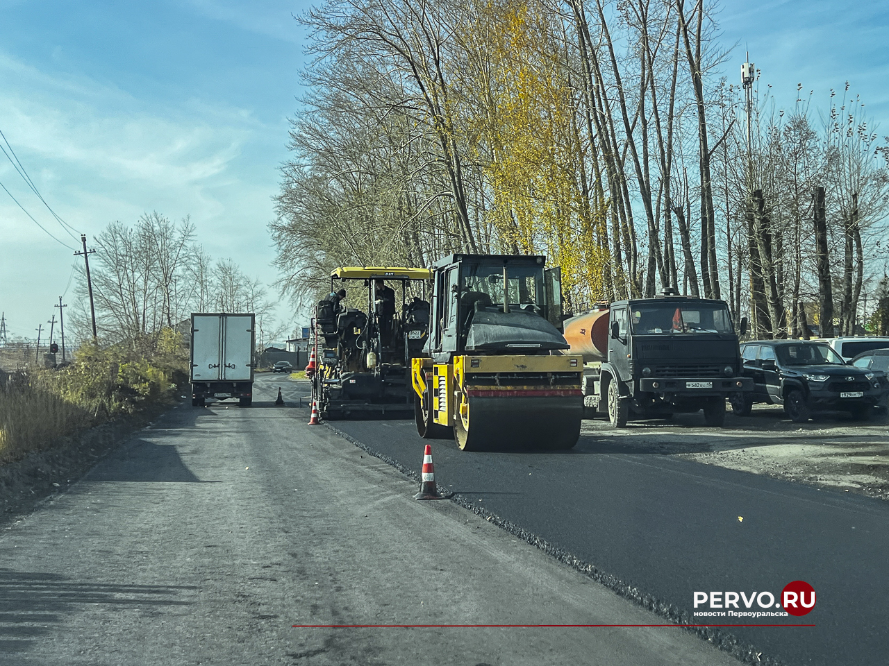 Рабочие приступают к укладке верхнего слоя асфальта на Урицкого