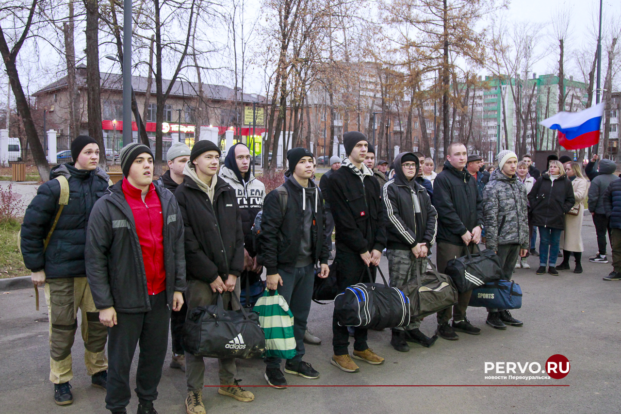 В Первоуральске первые осенние призывники отправились на службу в войска