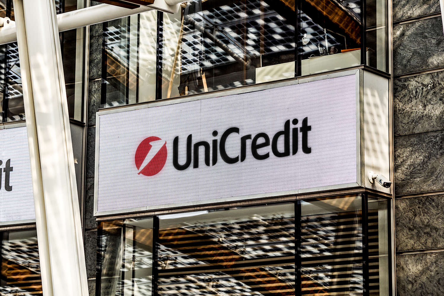 UniCredit просит суд отменить запрет на прием депозитов в России