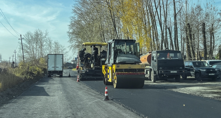 Рабочие приступают к укладке верхнего слоя асфальта на Урицкого