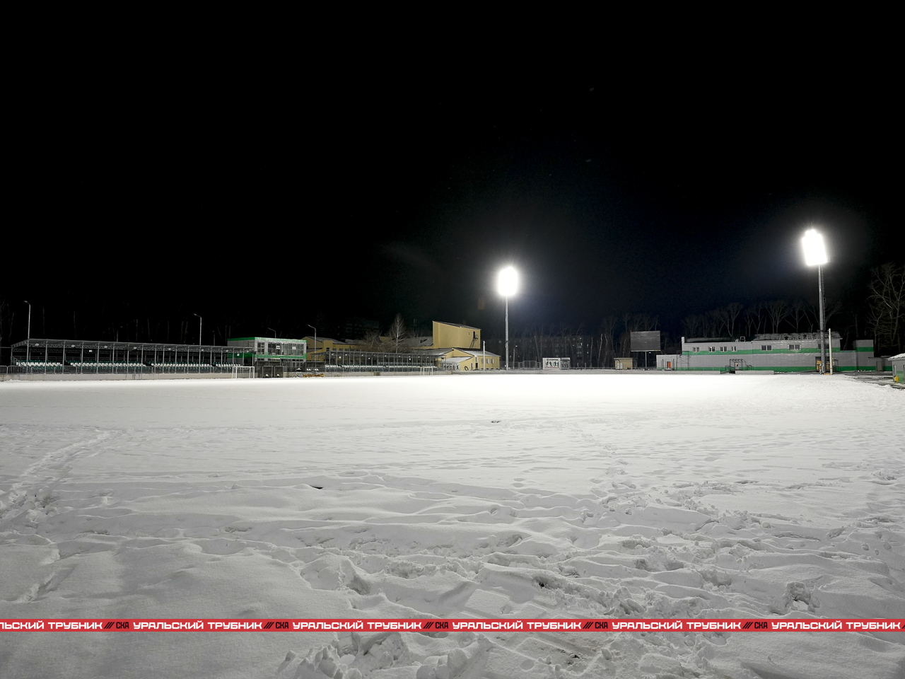 На стадионе выполняется юстировка прожекторов спортивного освещения