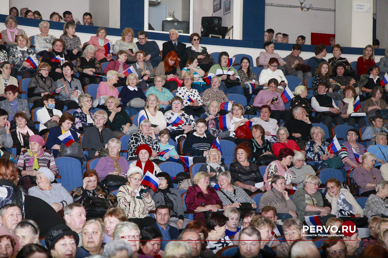 В ДК Первоуральска состоялось торжественное мероприятие ко Дню народного единства