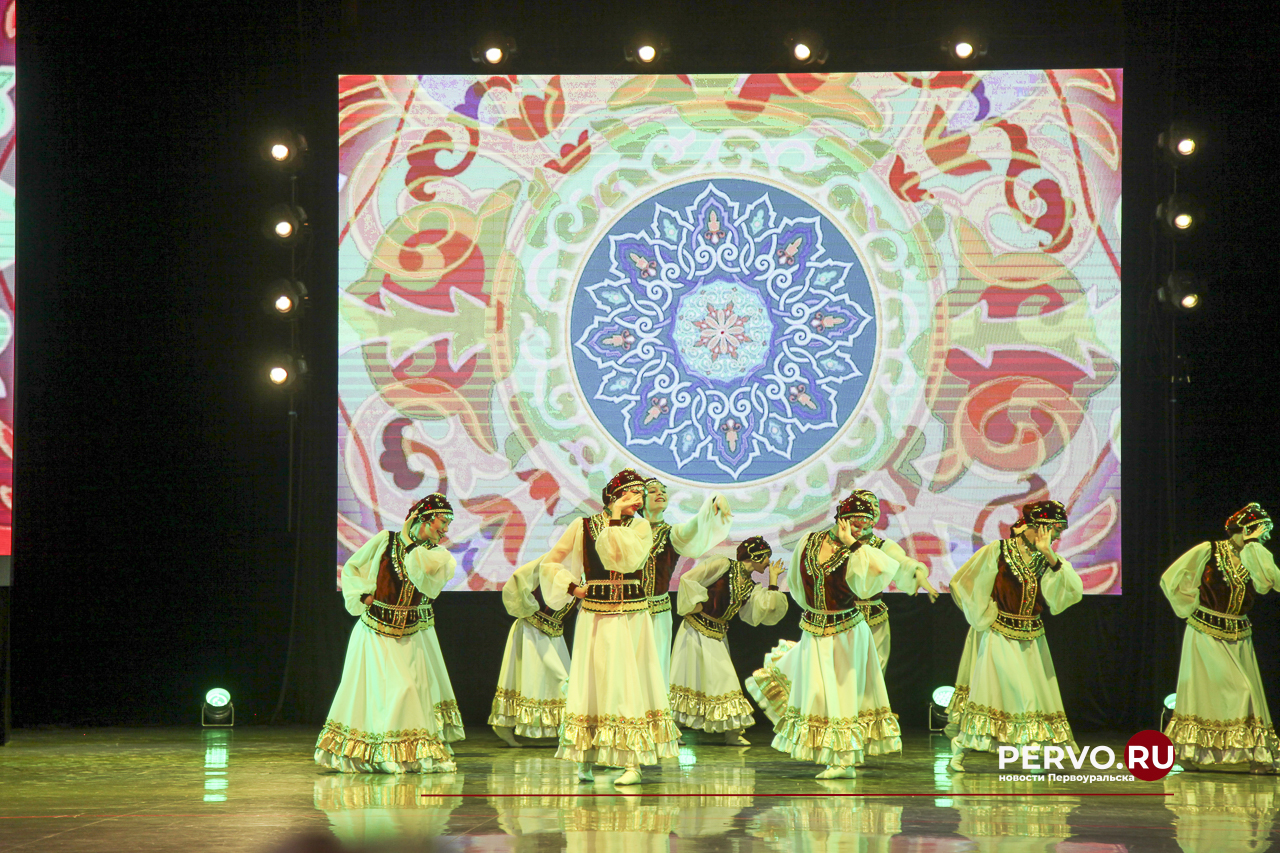 В ДК Первоуральска состоялось торжественное мероприятие ко Дню народного единства