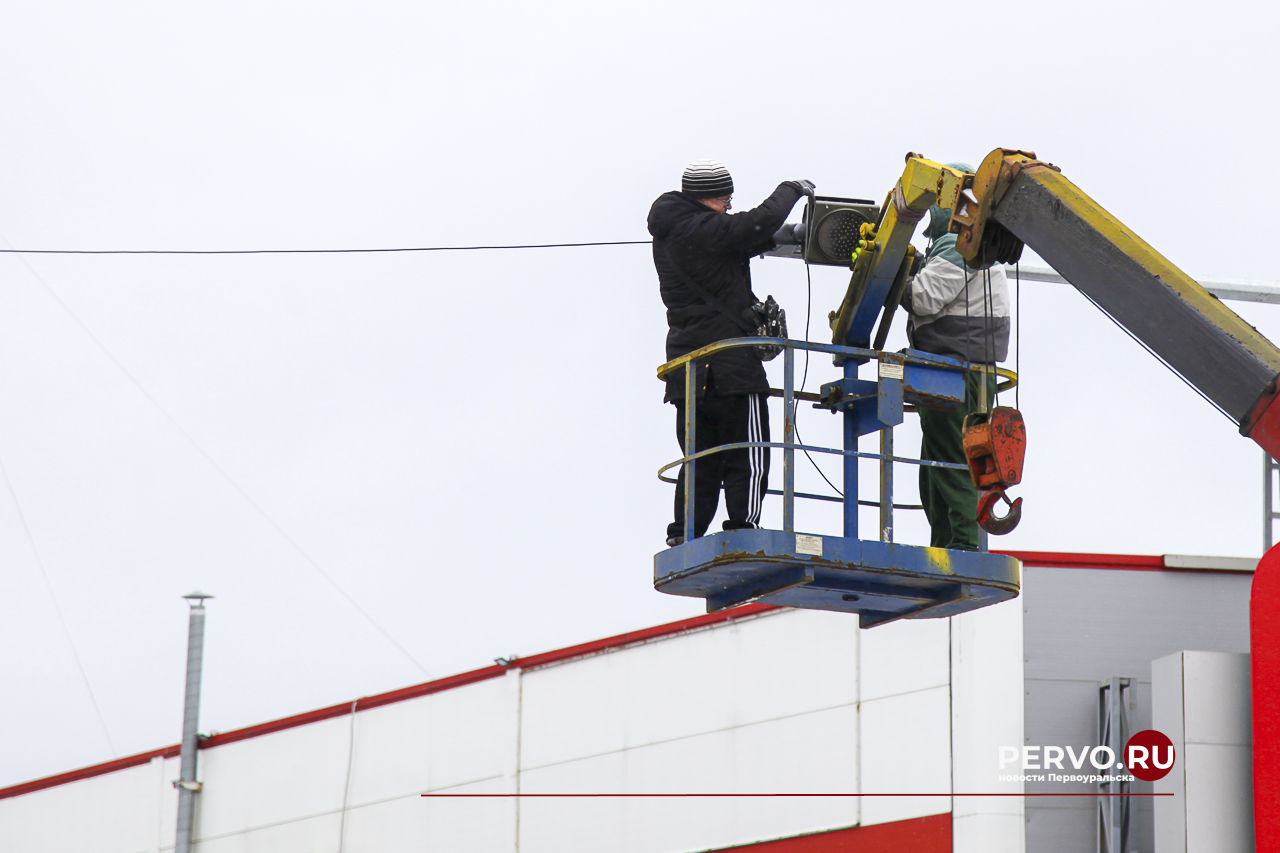 На пешеходных переходах устанавливают светофоры Т7