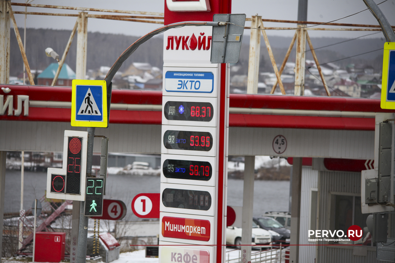 В Первоуральске цены на бензин за месяц поднимали пять раз
