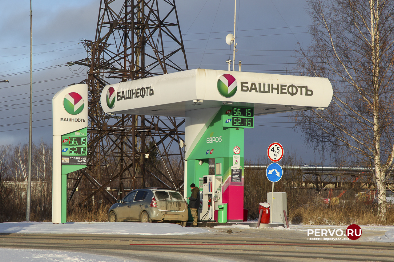 В Первоуральске цены на бензин за месяц поднимали пять раз