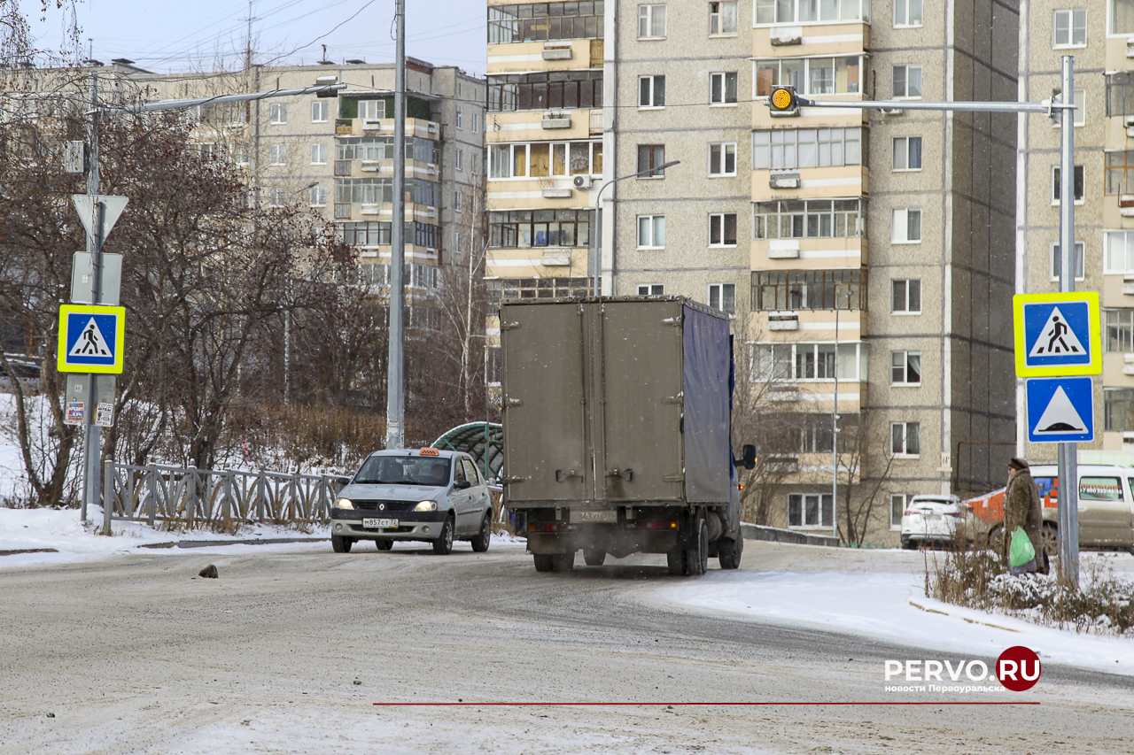 На пешеходных переходах Первоуральска устанавливают светофоры Т7