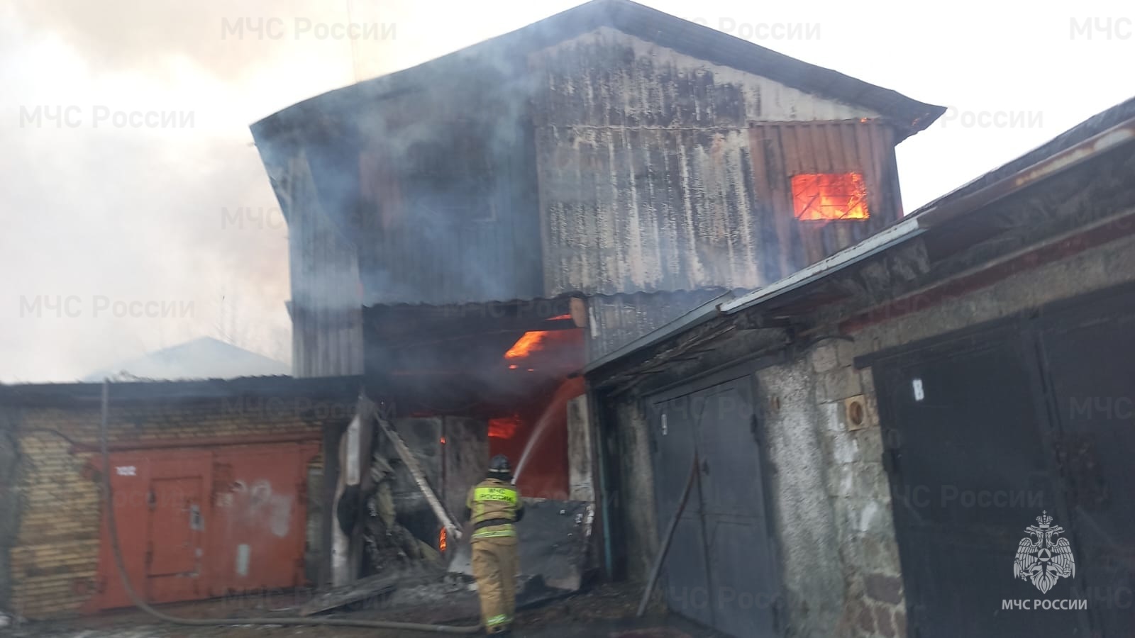 В ходе тушения пожара в гараже спасатели нашли погибшего мужчину