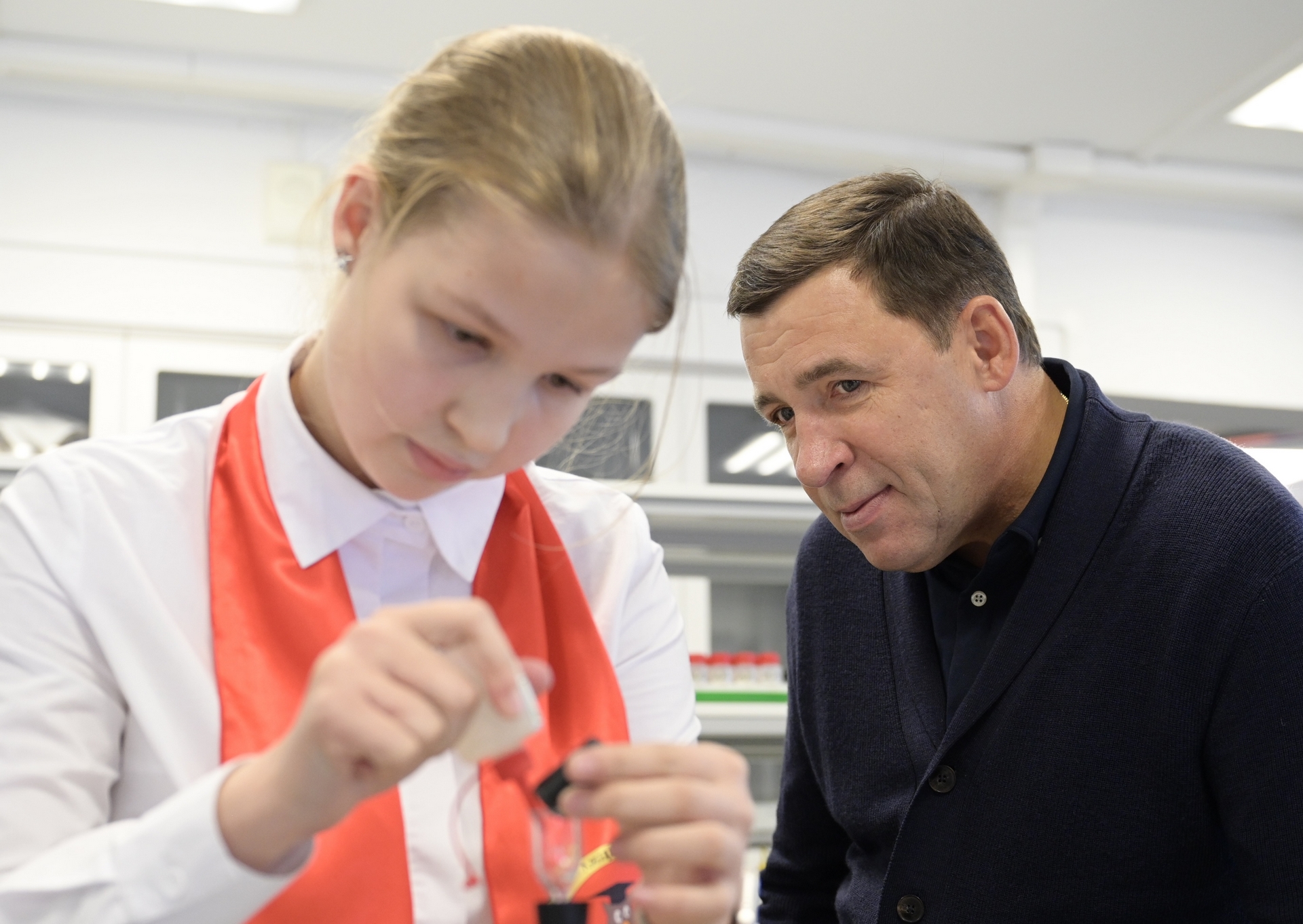 Губернатор Свердловской области Евгений Куйвашев и полномочный представитель Президента в Уральском федеральном округе Артём Жога 13 ноября совершили рабочую поездку в Первоуральск