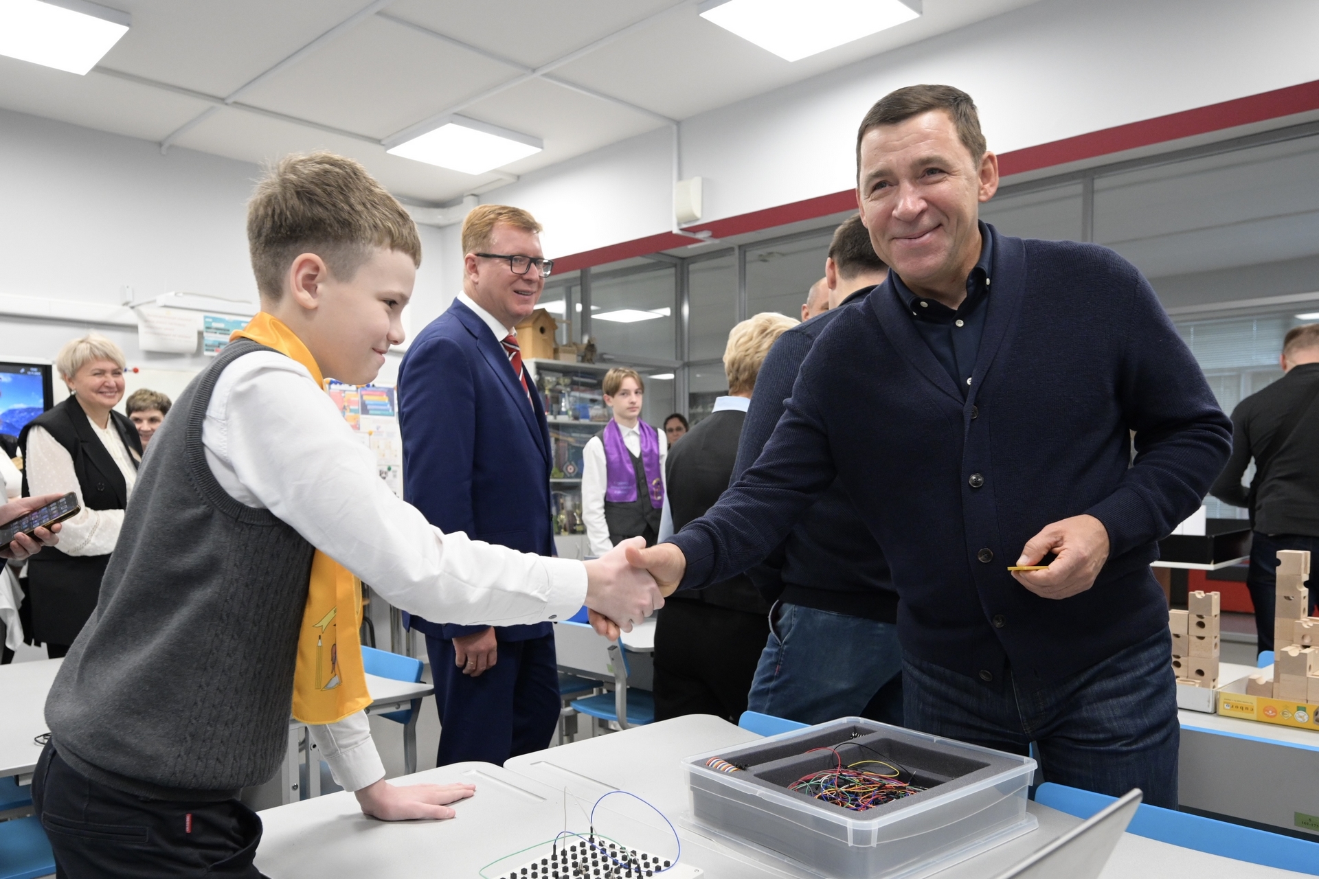 Губернатор Свердловской области Евгений Куйвашев и полномочный представитель Президента в Уральском федеральном округе Артём Жога 13 ноября совершили рабочую поездку в Первоуральск