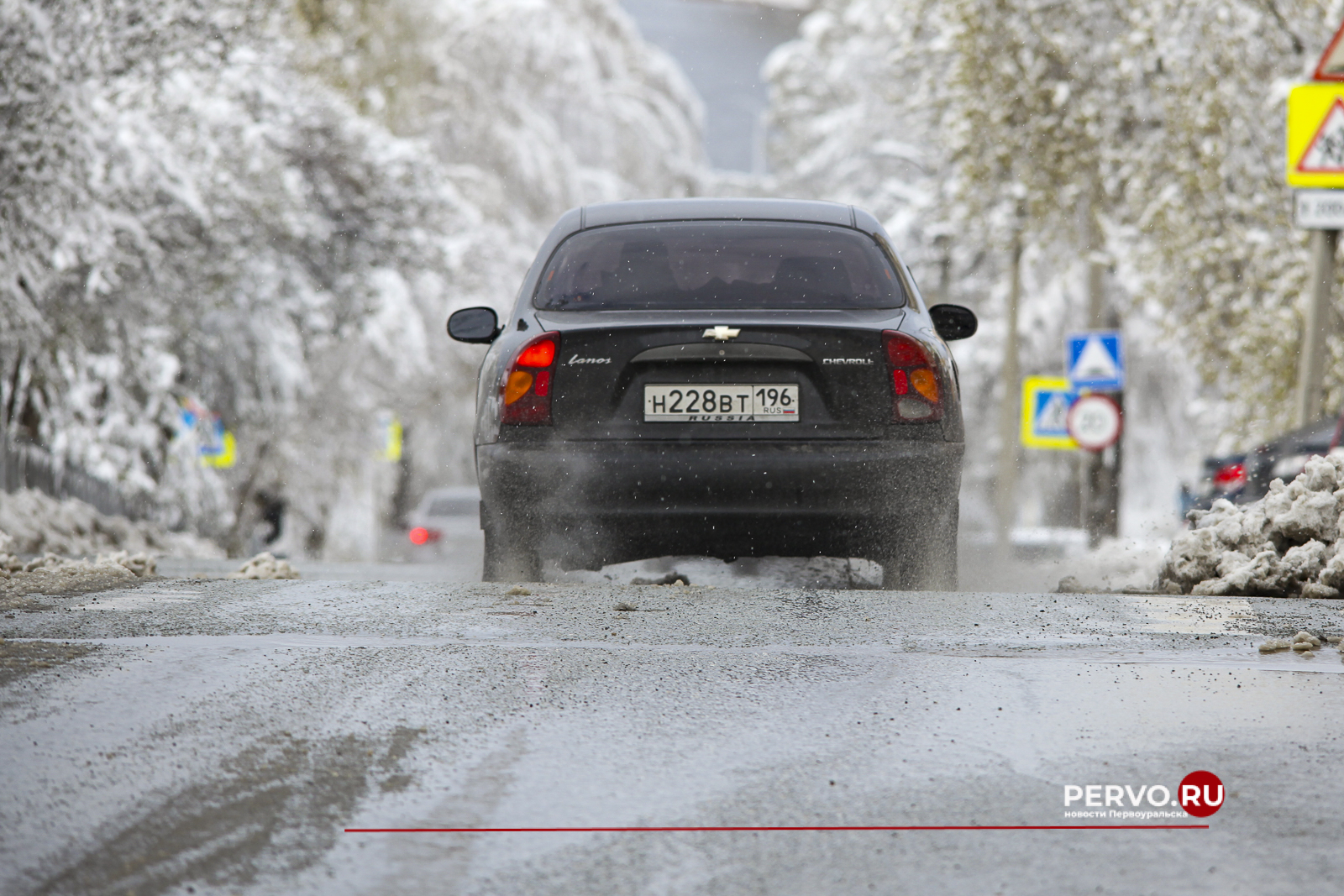 В Первоуральск пришла слякоть и штормовой ветер