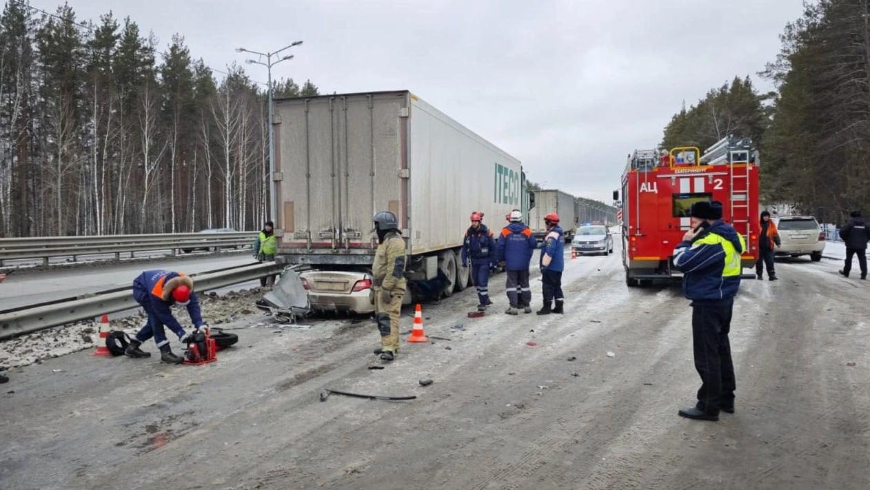 Стала известна личность водителя, который залетел под грузовик и погиб