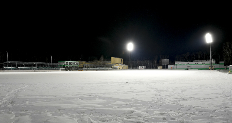 На стадионе выполняется юстировка прожекторов спортивного освещения