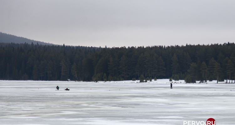 Самые нетерпеливые рыбаки вышли на очень тонкий лед