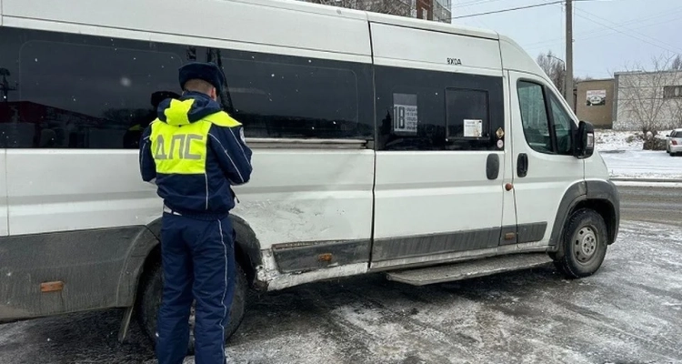 Иномарка протаранила микроавтобус с пассажирами