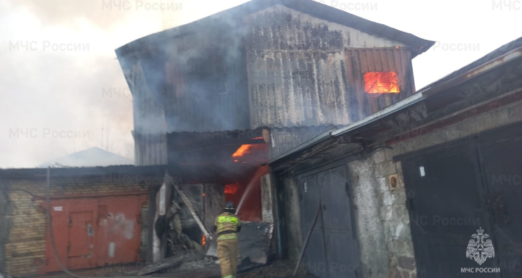 В ходе тушения пожара в гараже спасатели нашли погибшего мужчину