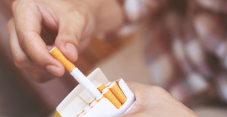 Ученые выяснили, на сколько продлевает жизнь отказ от курения в 75 лет