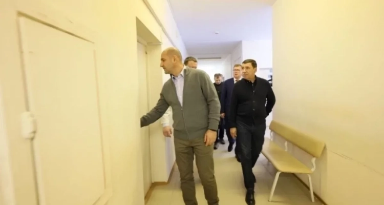 Куйвашев познакомил Жогу с первоуральской поликлиникой, ждущей ремонта